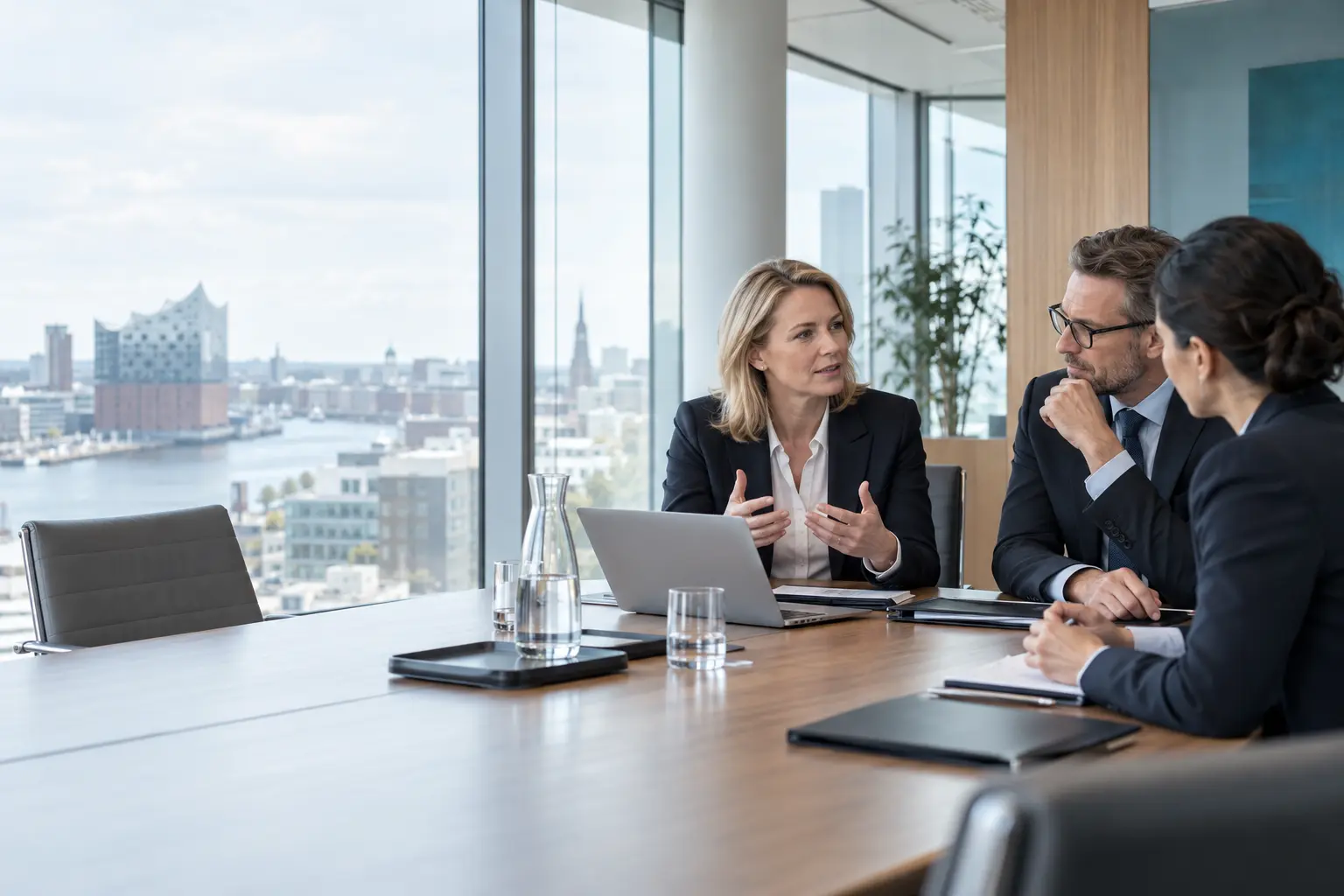 Geschäftsführung und Vorstand besprechen eine verantwortungsvolle Unternehmensentscheidung