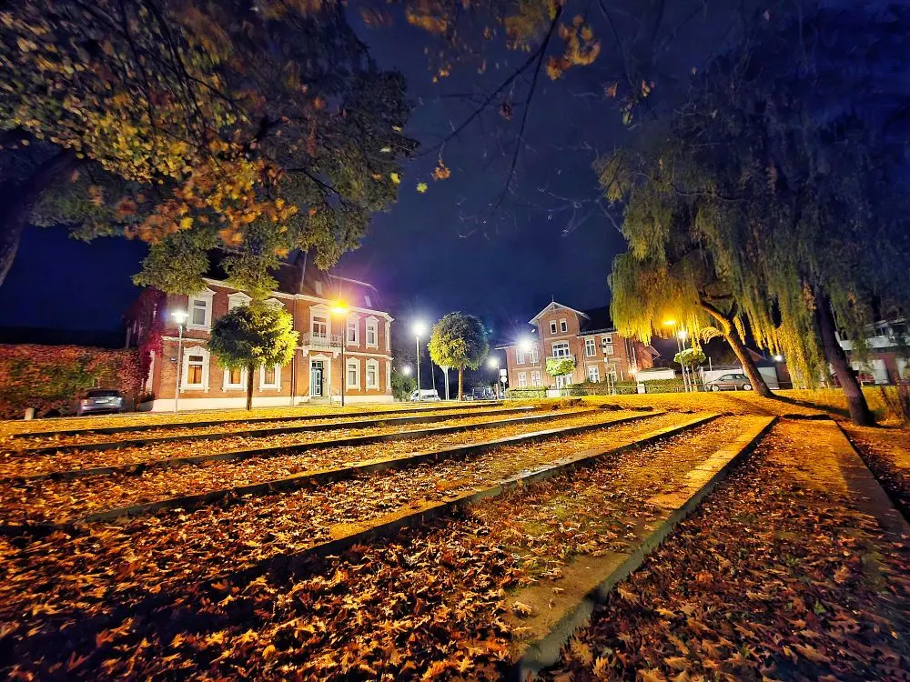 Herbstliche Abendstimmung an einem historischen Platz in der Region