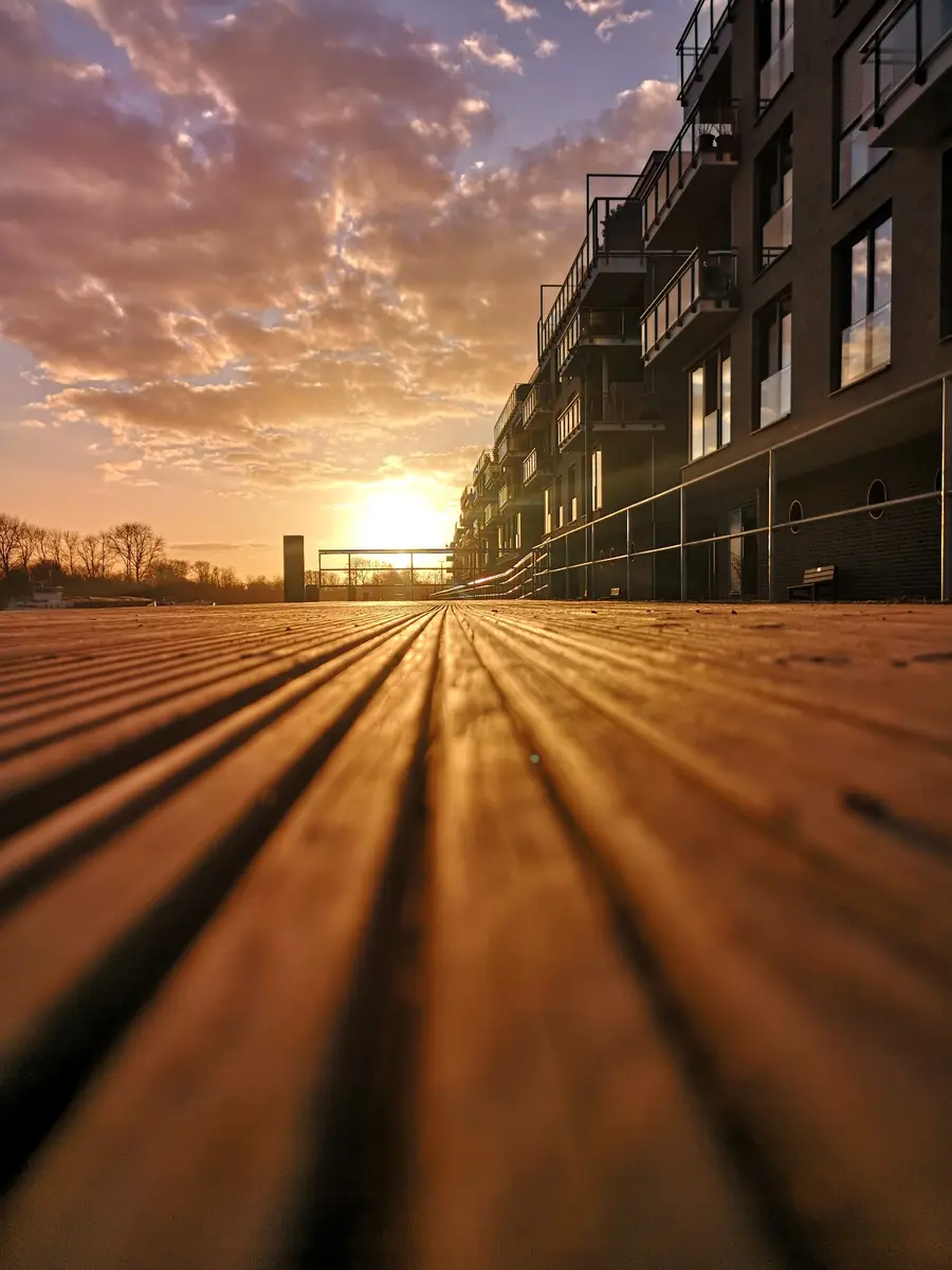 Sonnenuntergang an einer modernen Uferpromenade